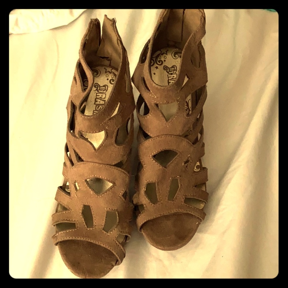 Suede nude/light brown wedges